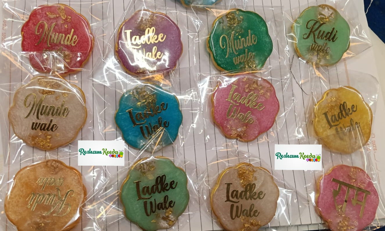 Budget Friendly Premium Acrykic Resin Ladke Wale Ladki Wale Kudi Wale Munde Wale Brooches for Gifting Return Favours Giveaways in Mama Mameru Bhaat Haldi Mehendi Swagat Baarat Wedding Ceremonies (Pack of 10)