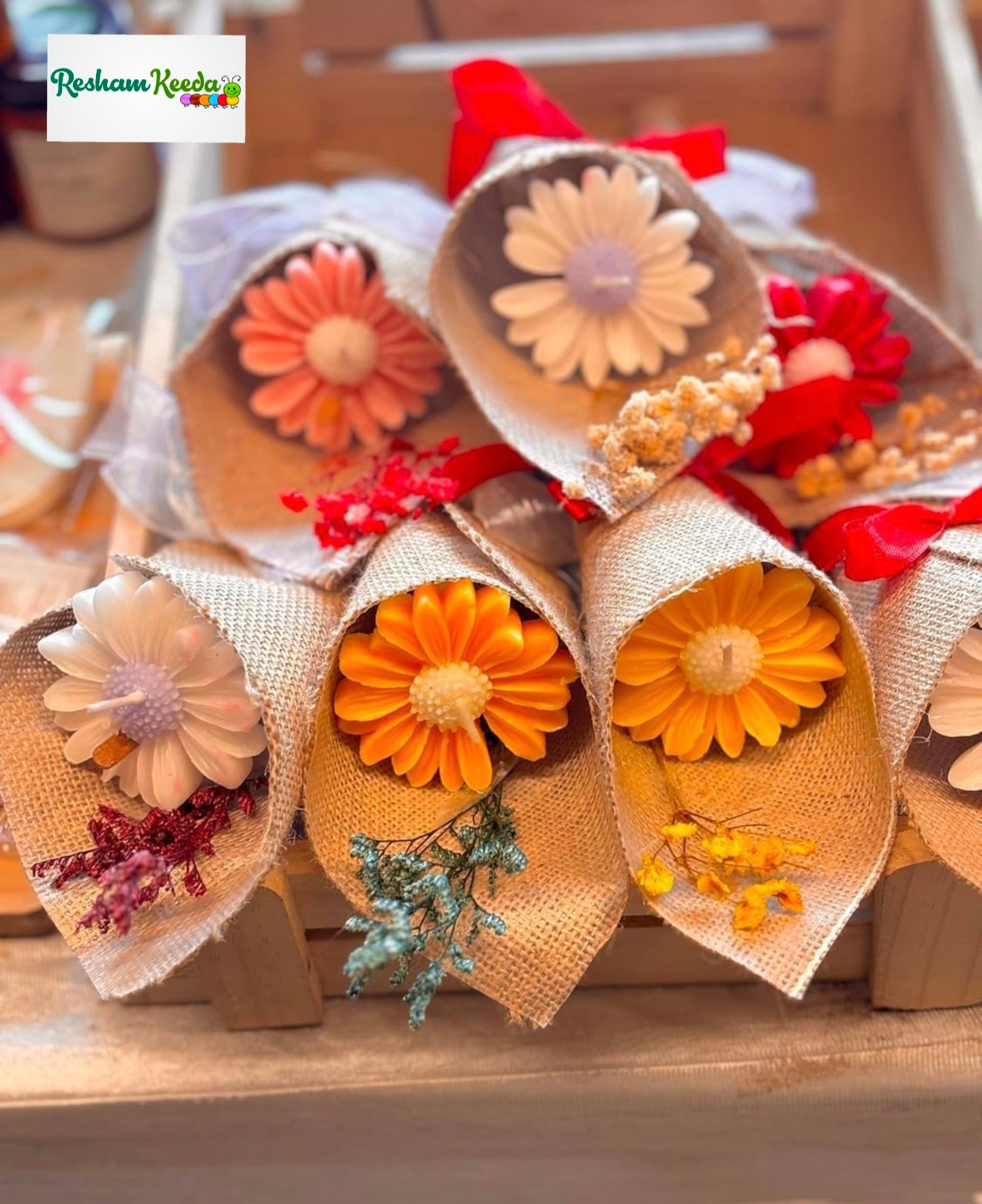 Aromatic Daisy Floral Long-Lasting Soy Wax Candle Jute Bouquet Perfect for Gifting Return Favours Giveaways in Diwali Parties, Anniversary, Birthday, Baby Shower, Wedding Receptions and All Other Events and Aromatherapy (Pack of 4)