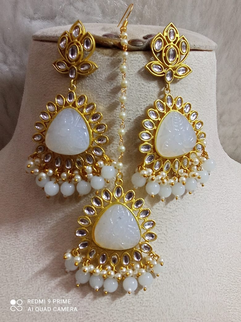 Gita Kundan Earrings | Polki earrings, Kundan earrings, Yellow pearl